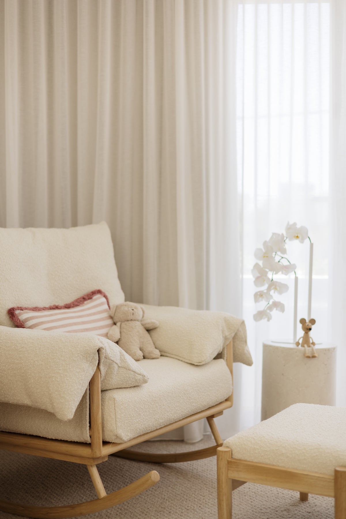 Jolié Rocker & Ottoman