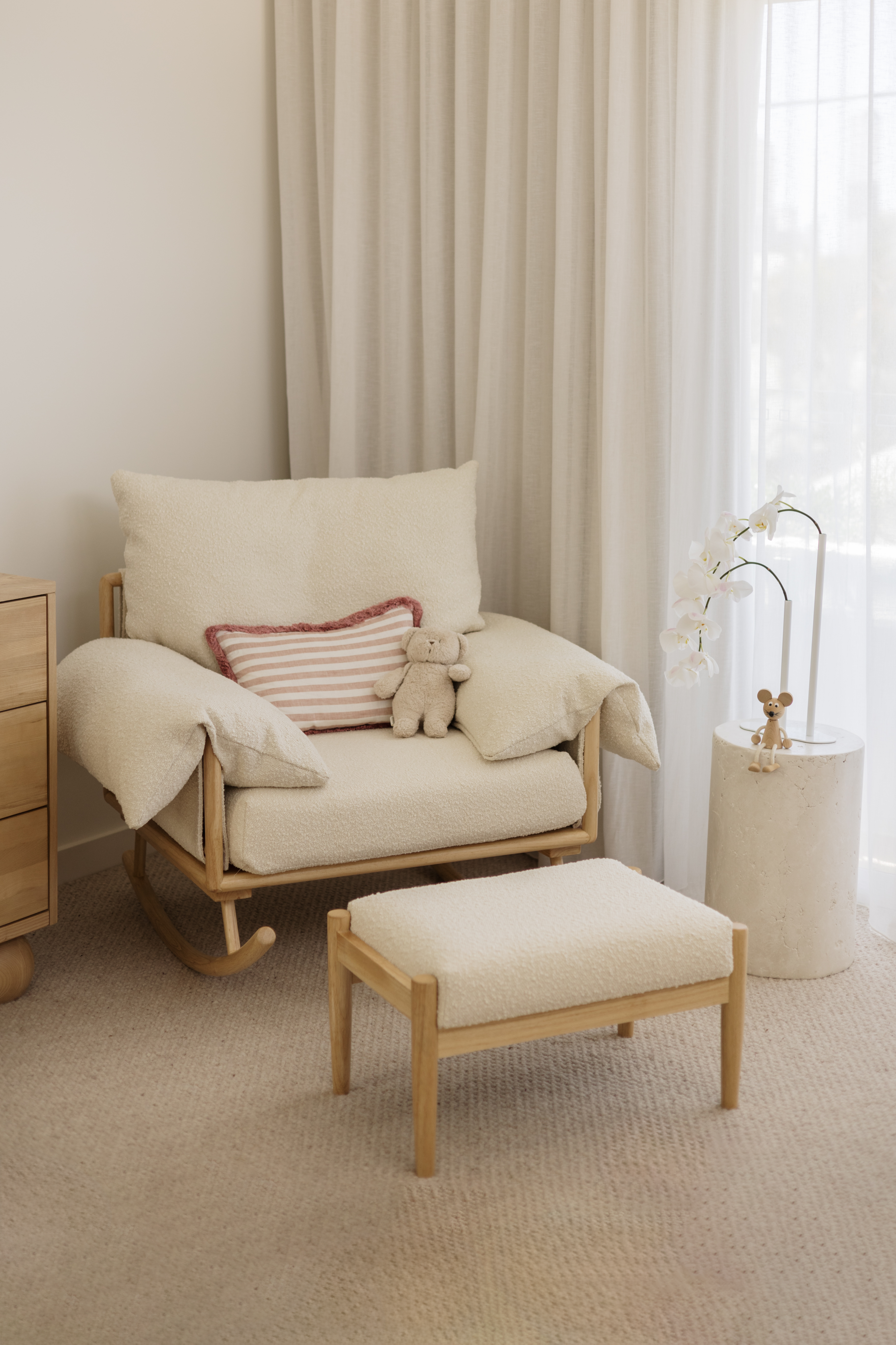Jolié Rocker & Ottoman